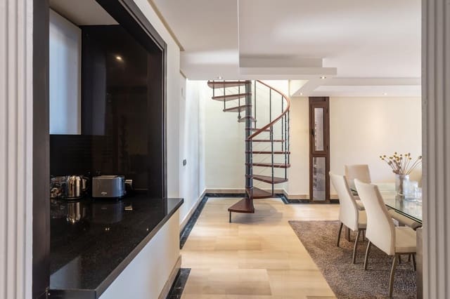 Ático de 2 habitaciones en Estepona en venta con piscina garaje - 630.000 € (Ref: 8363811)