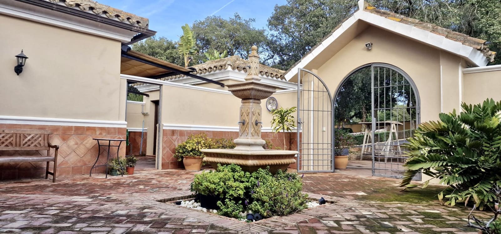 6 bedroom Villa for sale in Sotogrande with pool garage - € 1,725,000 (Ref: 8450992)