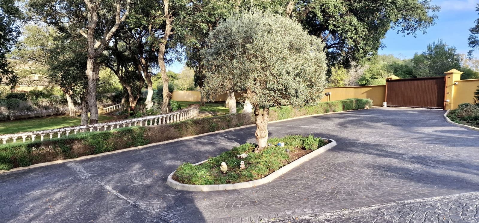 6 bedroom Villa for sale in Sotogrande with pool garage - € 1,725,000 (Ref: 8450992)