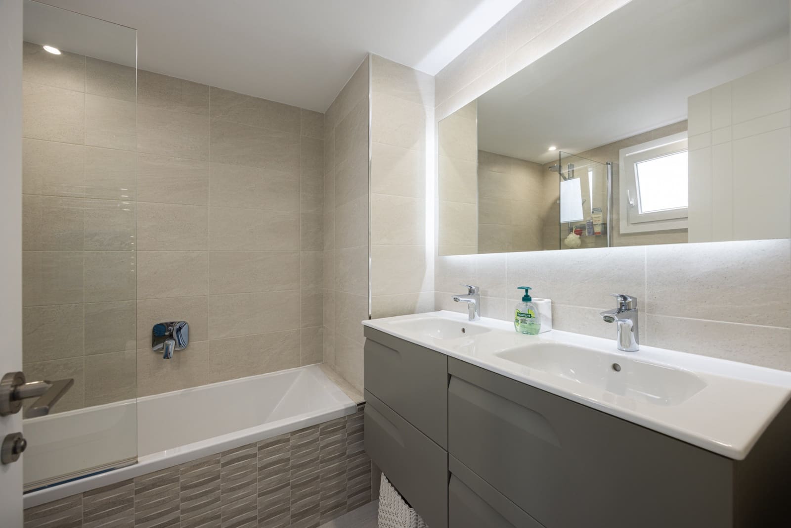 3 makuuhuone Omakotitalo myytävänä paikassa Estepona mukana uima-altaan 
autotalli - 575 000 € (Ref: 8481187)