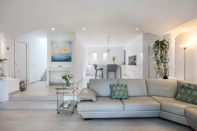 3 makuuhuone Omakotitalo myytävänä paikassa Estepona mukana uima-altaan 
autotalli - 575 000 € (Ref: 8481187)