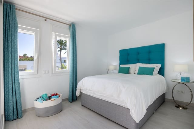 3 makuuhuone Omakotitalo myytävänä paikassa Estepona mukana uima-altaan 
autotalli - 575 000 € (Ref: 8481187)