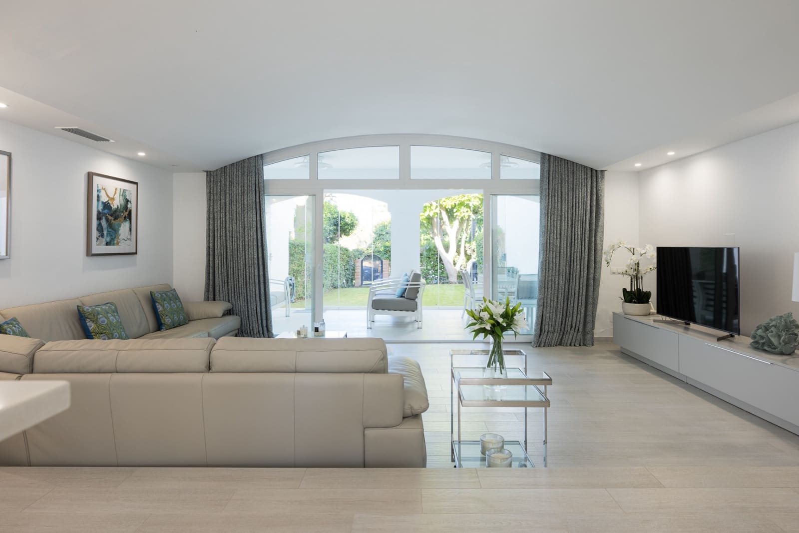 3 makuuhuone Omakotitalo myytävänä paikassa Estepona mukana uima-altaan 
autotalli - 575 000 € (Ref: 8481187)