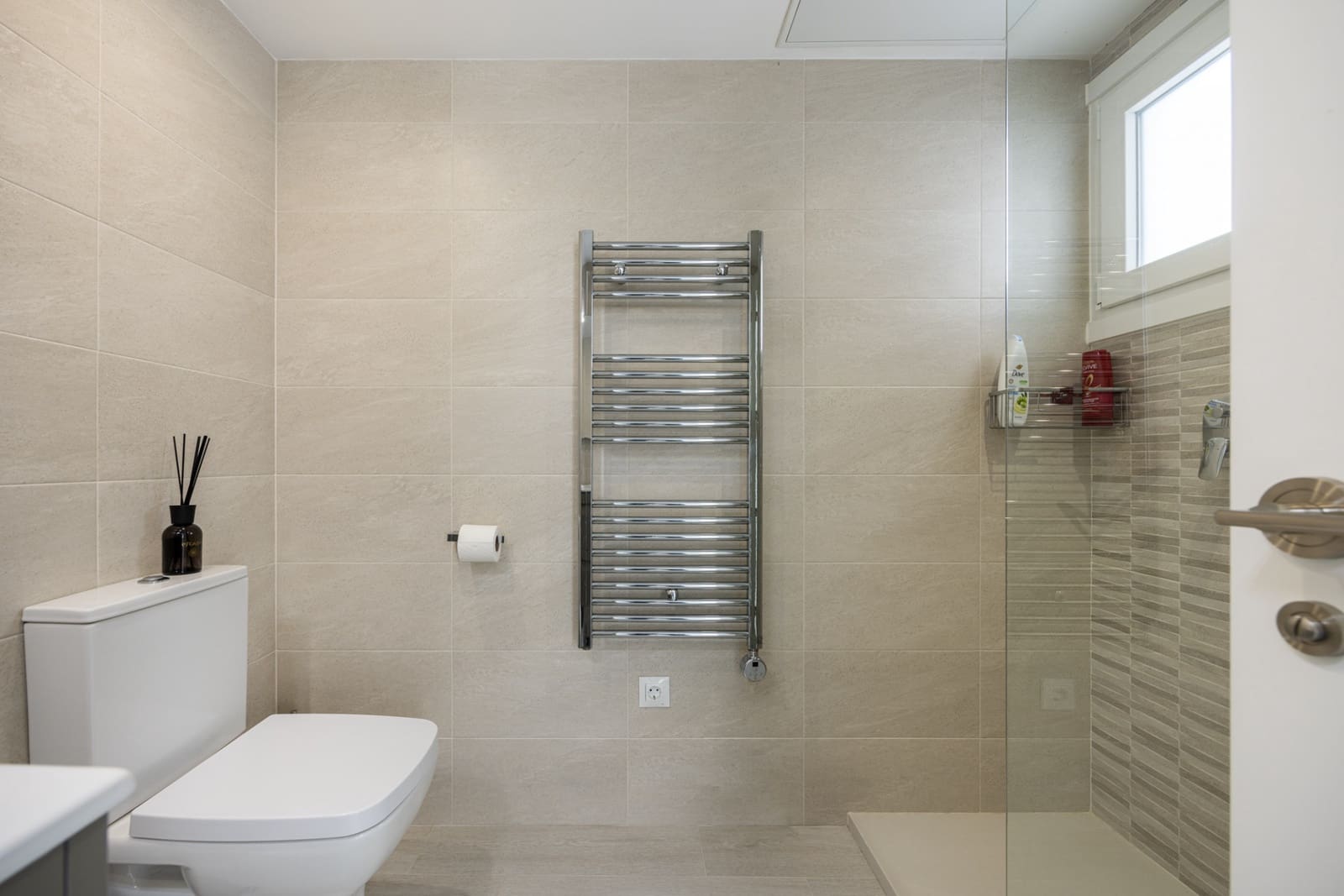 3 makuuhuone Omakotitalo myytävänä paikassa Estepona mukana uima-altaan 
autotalli - 575 000 € (Ref: 8481187)