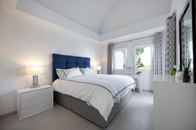 3 makuuhuone Omakotitalo myytävänä paikassa Estepona mukana uima-altaan 
autotalli - 575 000 € (Ref: 8481187)