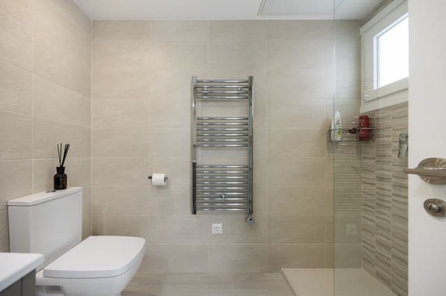 3 makuuhuone Omakotitalo myytävänä paikassa Estepona mukana uima-altaan 
autotalli - 575 000 € (Ref: 8481187)