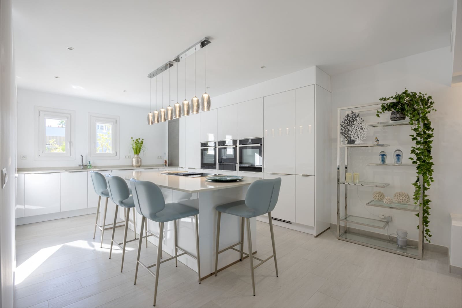 3 makuuhuone Omakotitalo myytävänä paikassa Estepona mukana uima-altaan 
autotalli - 575 000 € (Ref: 8481187)