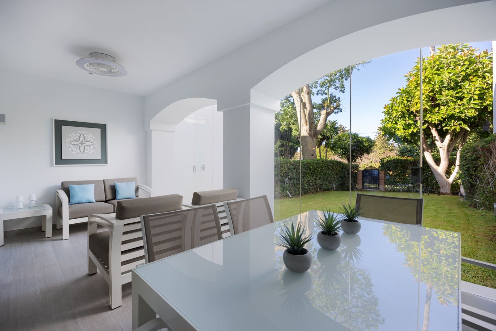 3 makuuhuone Omakotitalo myytävänä paikassa Estepona mukana uima-altaan 
autotalli - 575 000 € (Ref: 8481187)