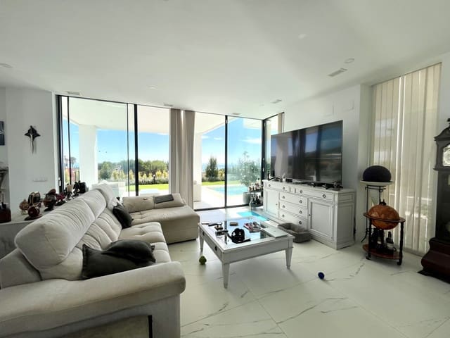 4 soveværelse Villa til salg i Manilva med swimmingpool garage - € 925.000 (Ref: 8589597)