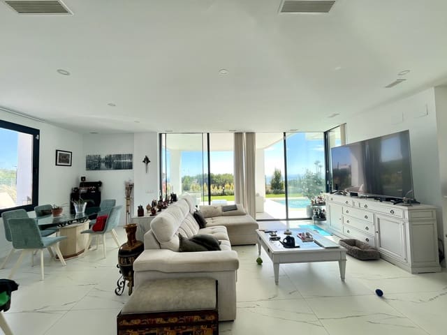 4 soveværelse Villa til salg i Manilva med swimmingpool garage - € 925.000 (Ref: 8589597)