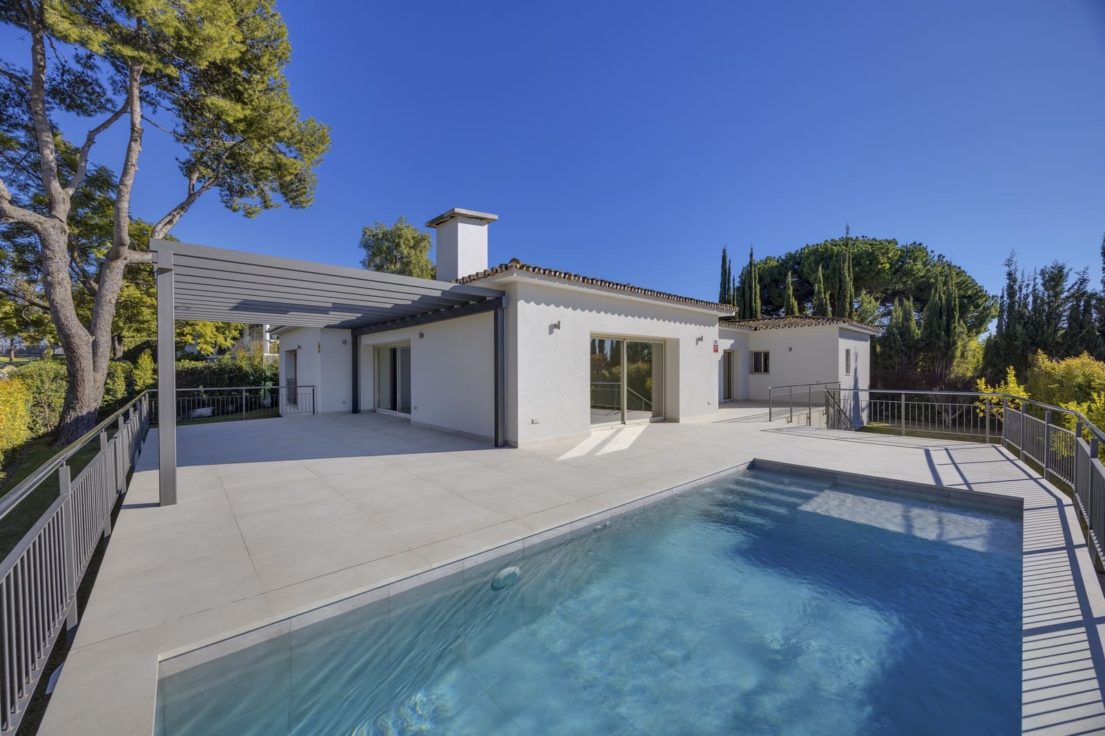 4 chambre Villa/Maison à vendre à Guadalmina avec piscine garage - 1 995 000 € (Ref: 8752950)