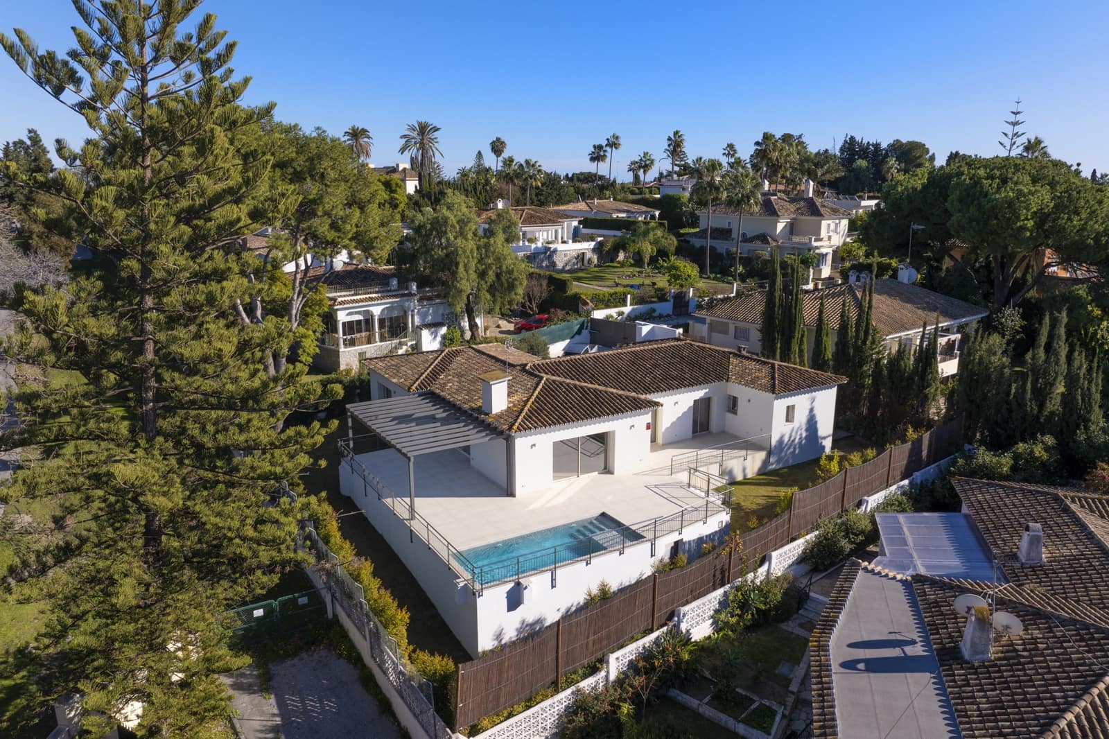 4 chambre Villa/Maison à vendre à Guadalmina avec piscine garage - 1 995 000 € (Ref: 8752950)