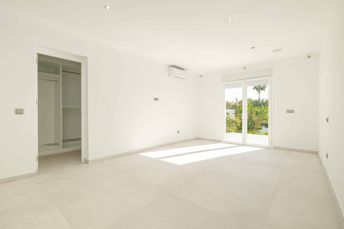 4 bedroom Villa for sale in Estepona with pool - € 1,595,000 (Ref: 8792882)