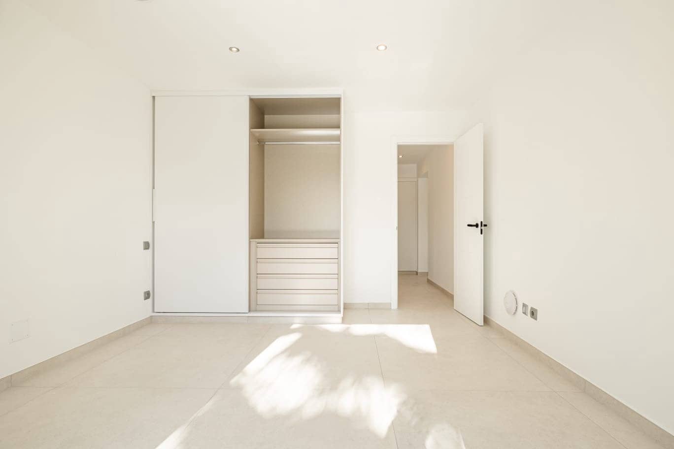 4 bedroom Villa for sale in Estepona with pool - € 1,595,000 (Ref: 8792882)