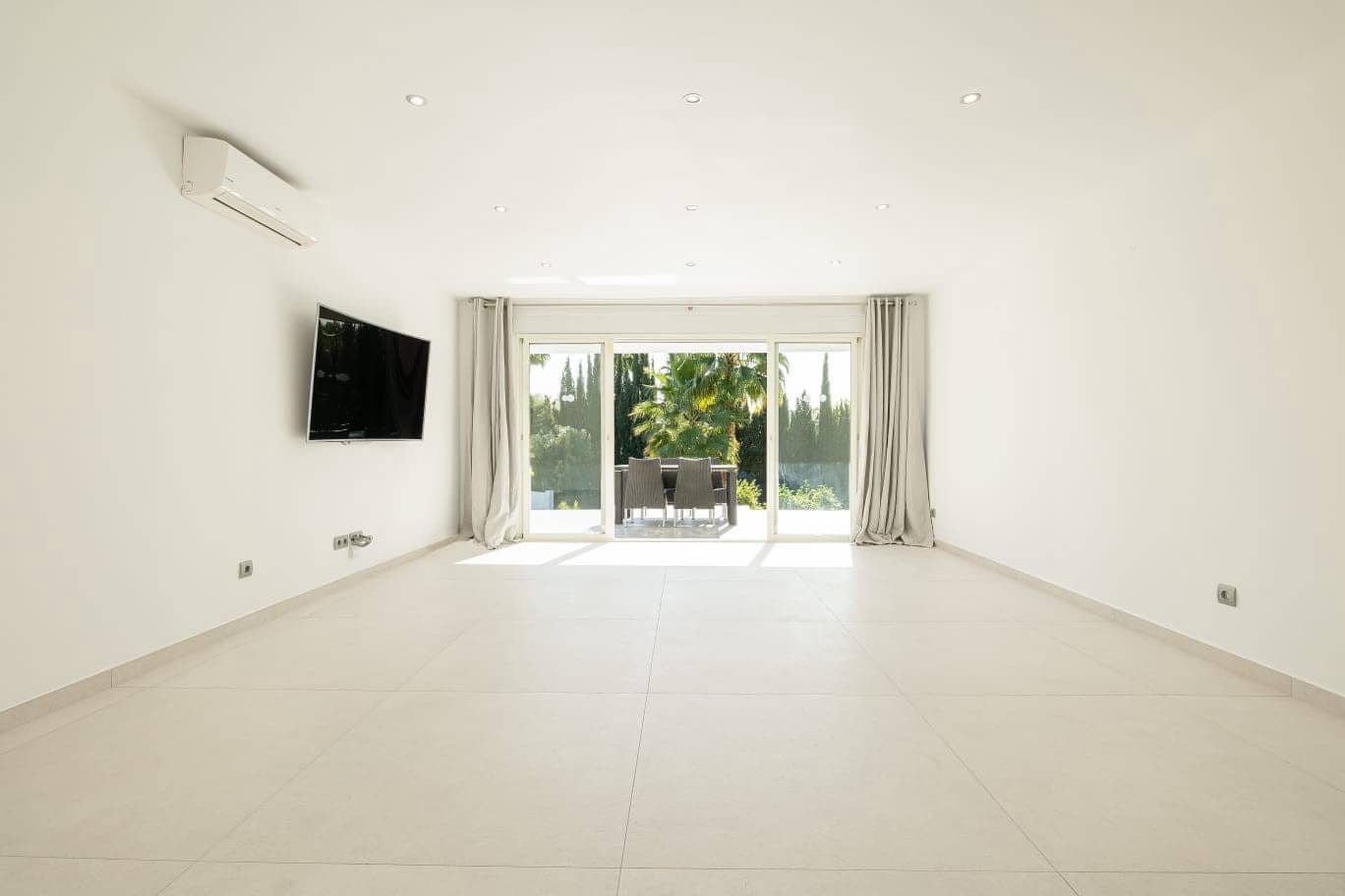 4 bedroom Villa for sale in Estepona with pool - € 1,595,000 (Ref: 8792882)