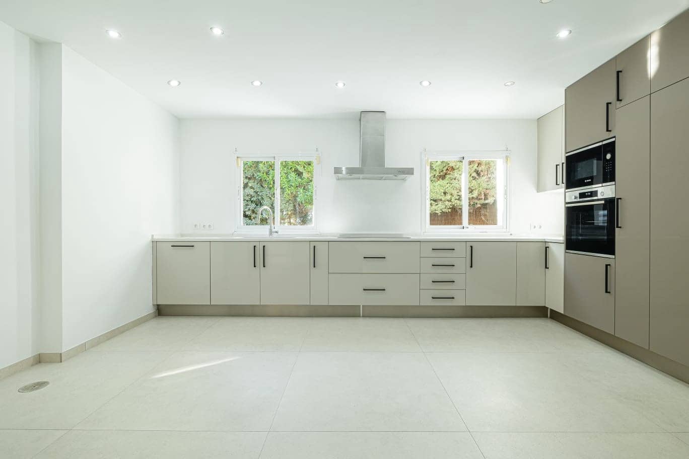 4 bedroom Villa for sale in Estepona with pool - € 1,595,000 (Ref: 8792882)