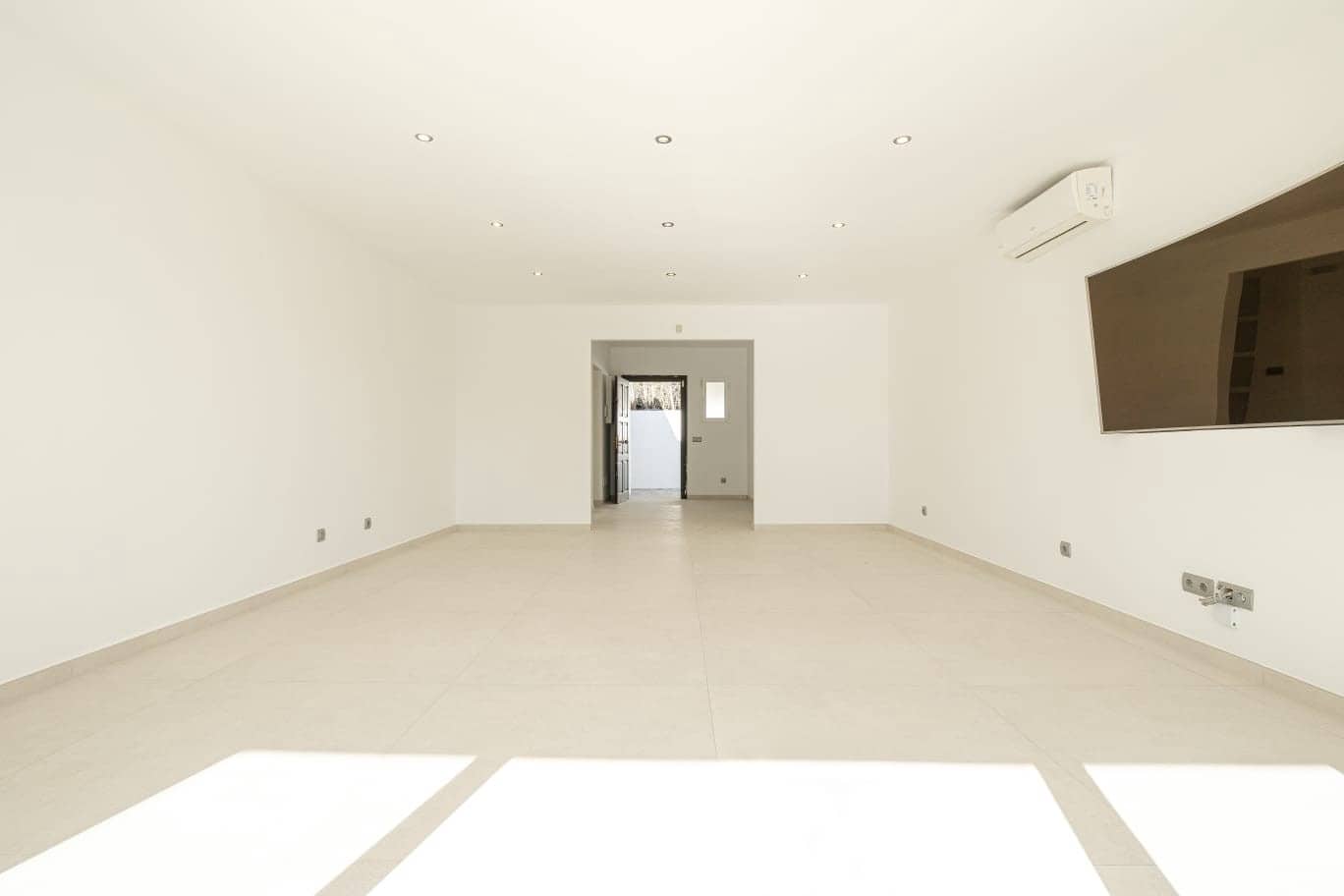 4 bedroom Villa for sale in Estepona with pool - € 1,595,000 (Ref: 8792882)