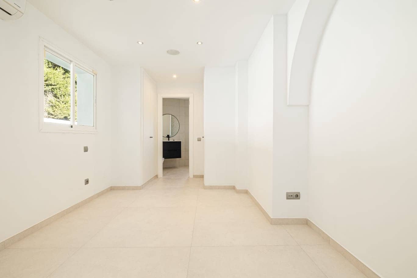 4 bedroom Villa for sale in Estepona with pool - € 1,595,000 (Ref: 8792882)