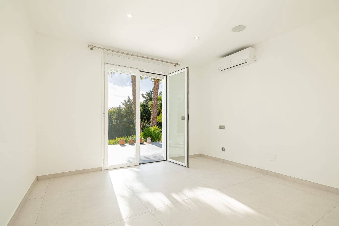 4 bedroom Villa for sale in Estepona with pool - € 1,595,000 (Ref: 8792882)