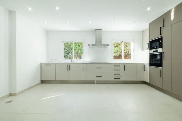 4 quarto Moradia para venda em Estepona com piscina - 1 595 000 € (Ref: 8792882)