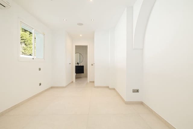 4 quarto Moradia para venda em Estepona com piscina - 1 595 000 € (Ref: 8792882)