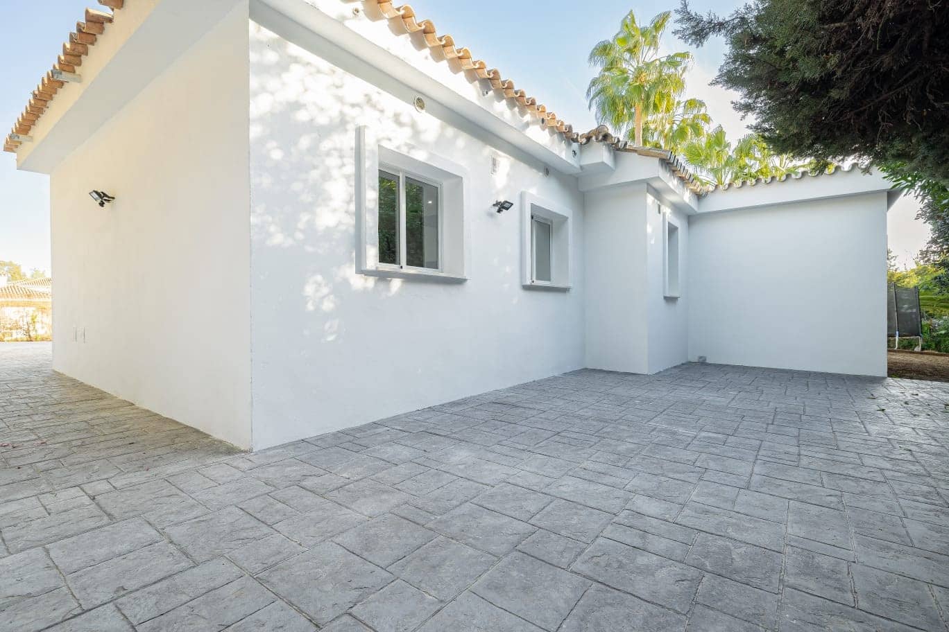 4 bedroom Villa for sale in Estepona with pool - € 1,595,000 (Ref: 8792882)