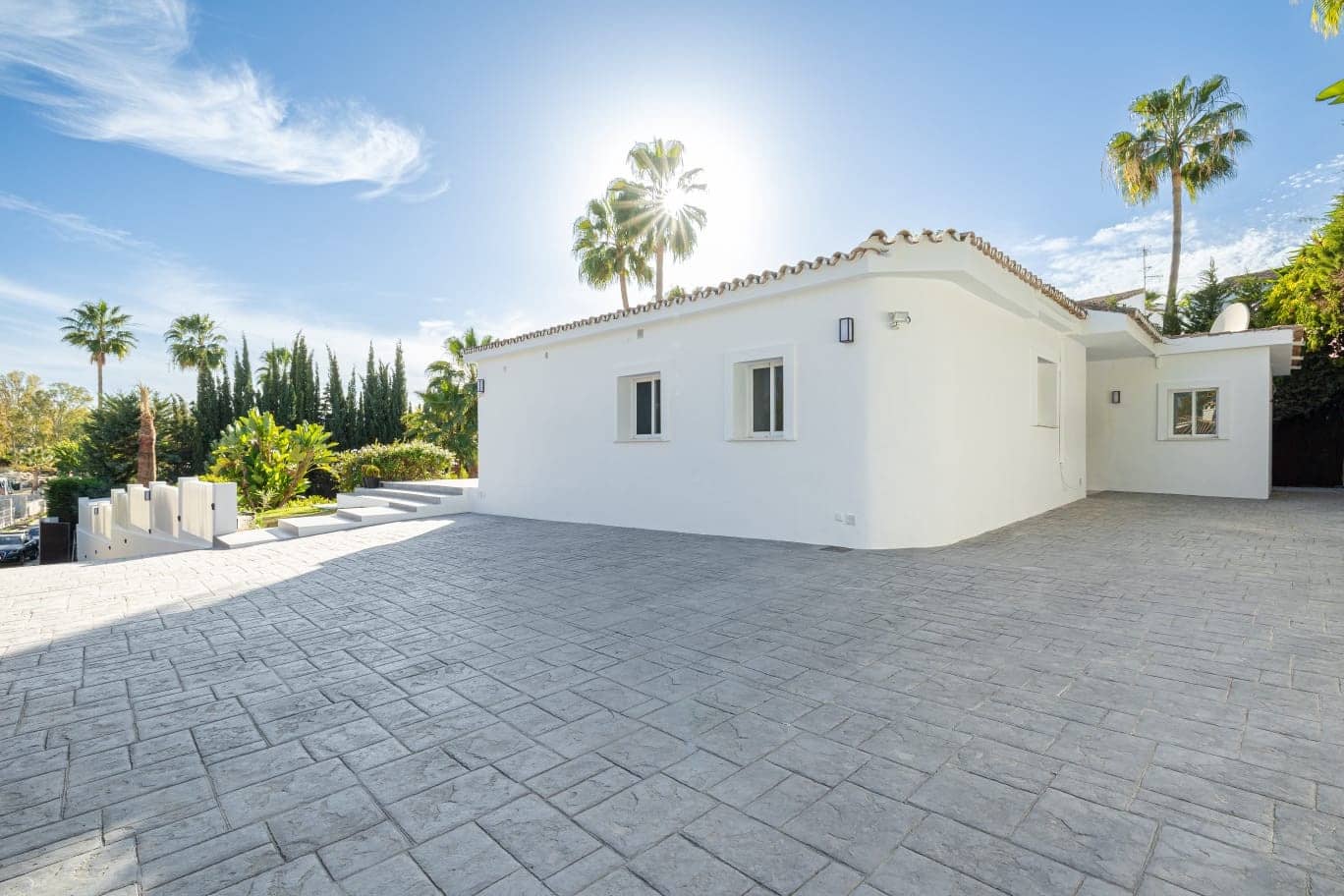 4 bedroom Villa for sale in Estepona with pool - € 1,595,000 (Ref: 8792882)