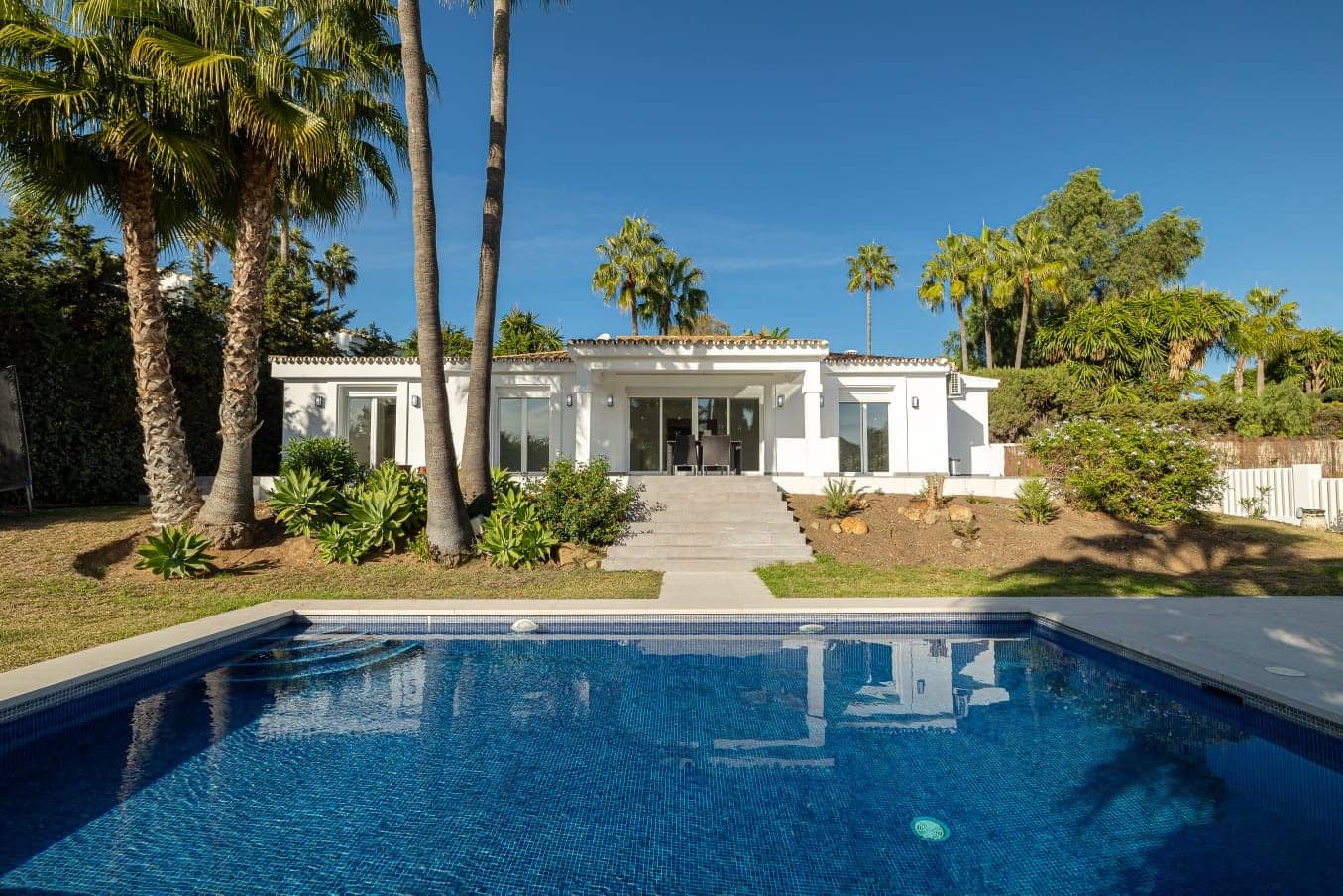4 bedroom Villa for sale in Estepona with pool - € 1,595,000 (Ref: 8792882)