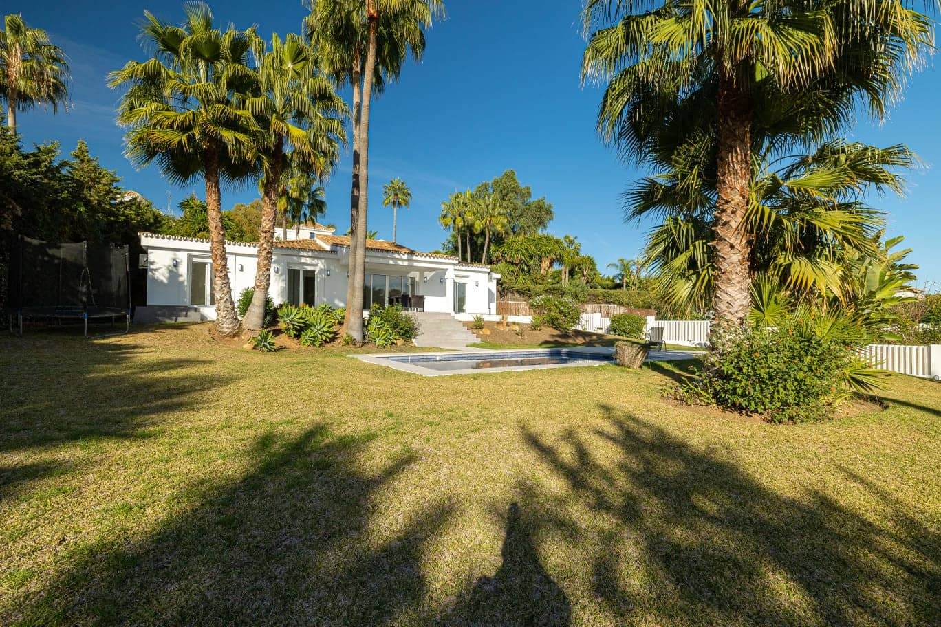 4 bedroom Villa for sale in Estepona with pool - € 1,595,000 (Ref: 8792882)