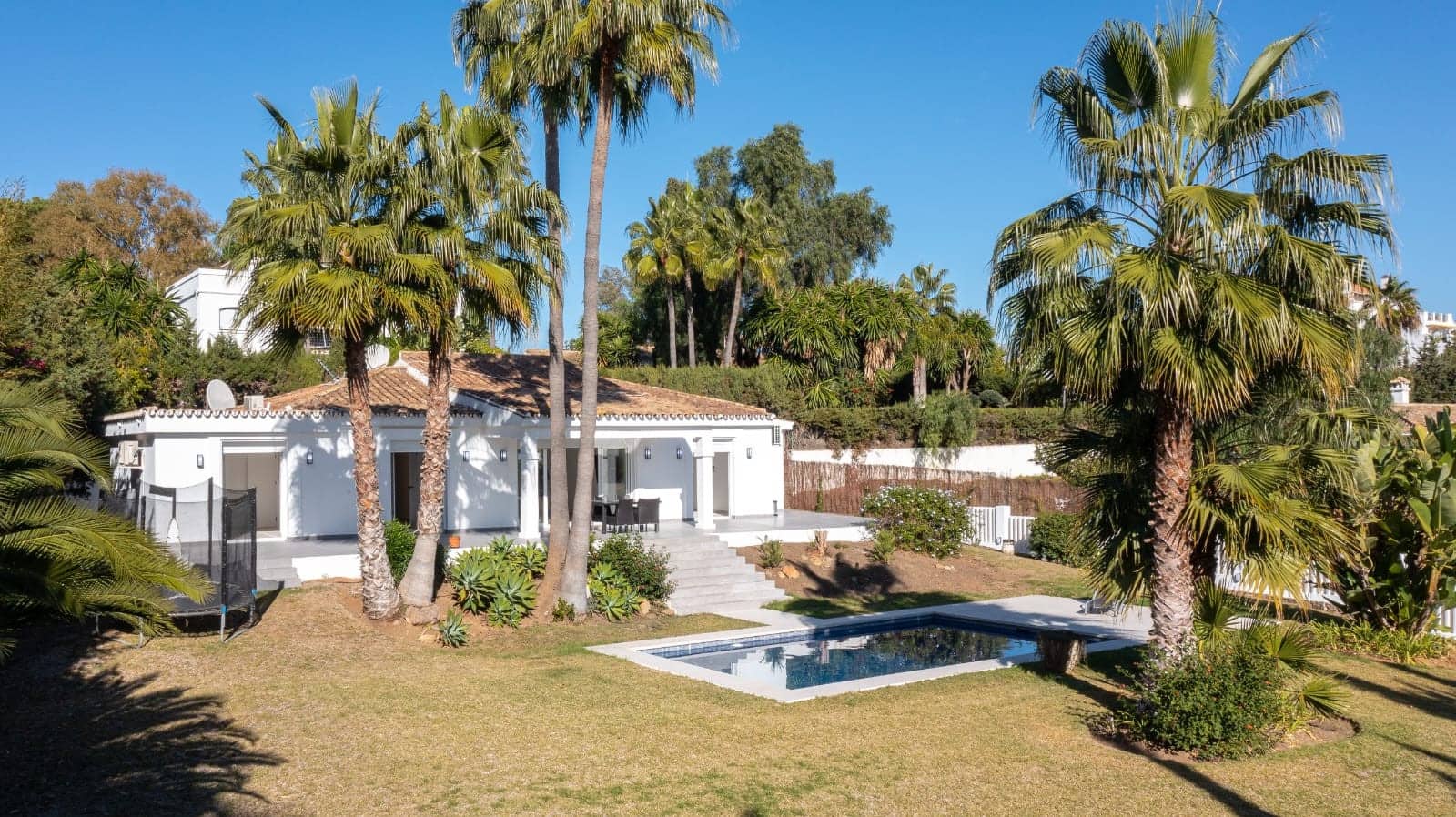 4 bedroom Villa for sale in Estepona with pool - € 1,595,000 (Ref: 8792882)