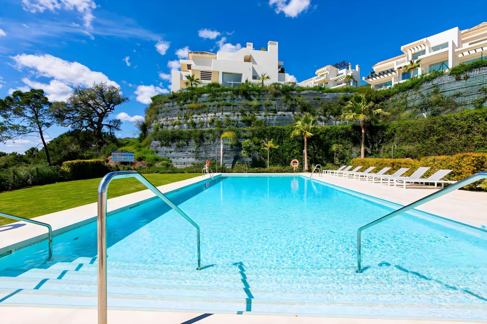 3 bedroom Apartment for sale in Benahavis with pool garage - € 885,000 (Ref: 8994176)