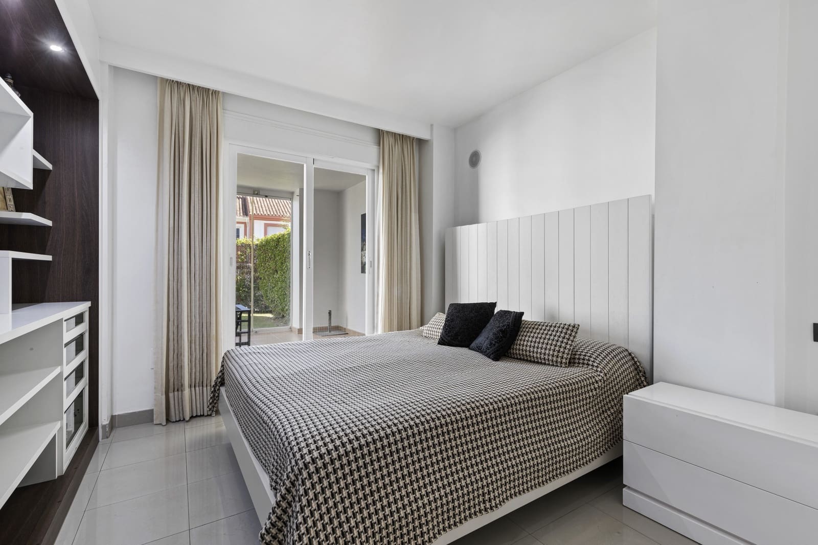 2 soverom Leilighet til salgs i El Paraiso med svømmebasseng garasje - € 435 000 (Ref: 9110741)