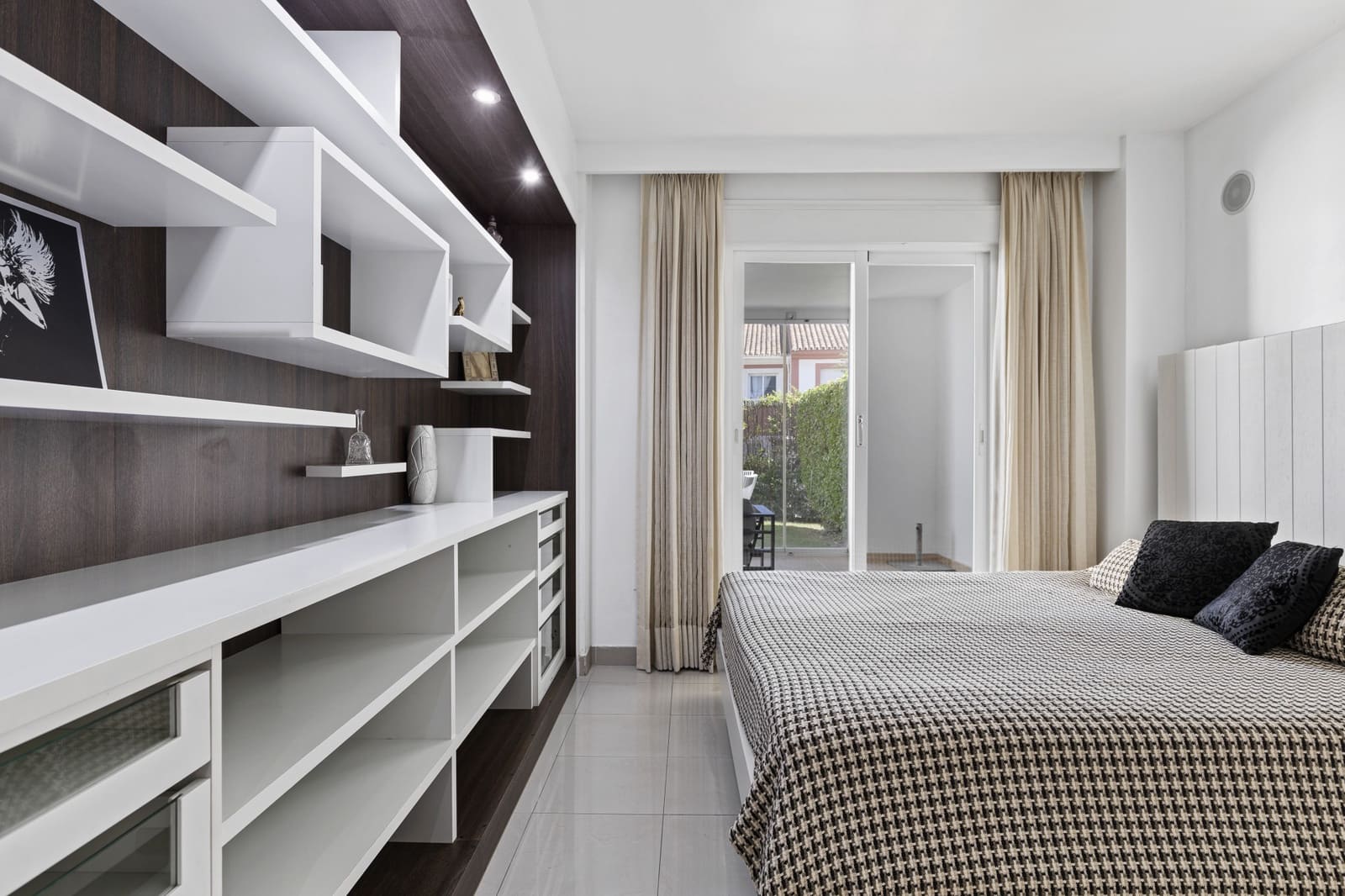 2 soverom Leilighet til salgs i El Paraiso med svømmebasseng garasje - € 435 000 (Ref: 9110741)