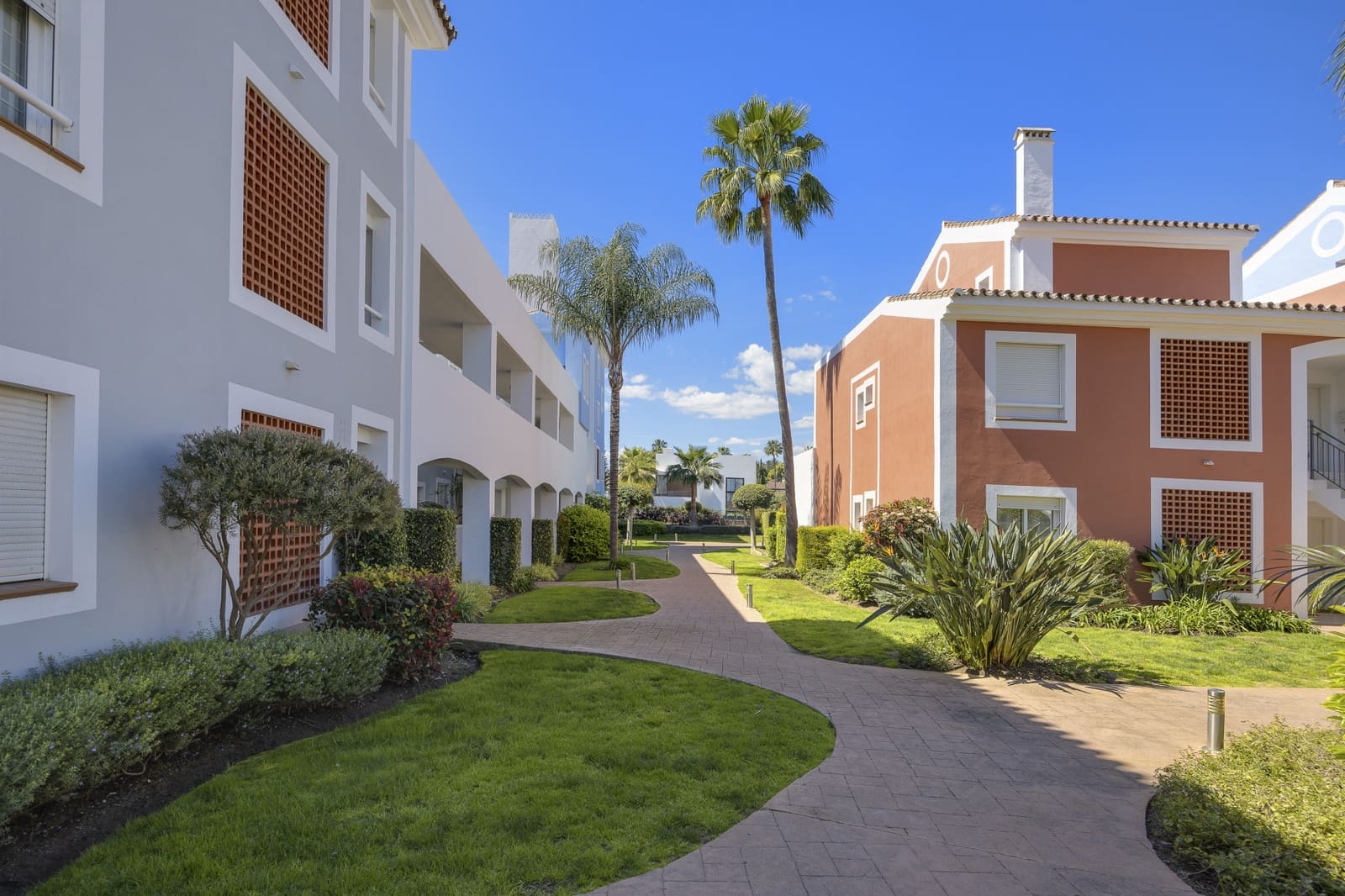 2 soverom Leilighet til salgs i El Paraiso med svømmebasseng garasje - € 435 000 (Ref: 9110741)