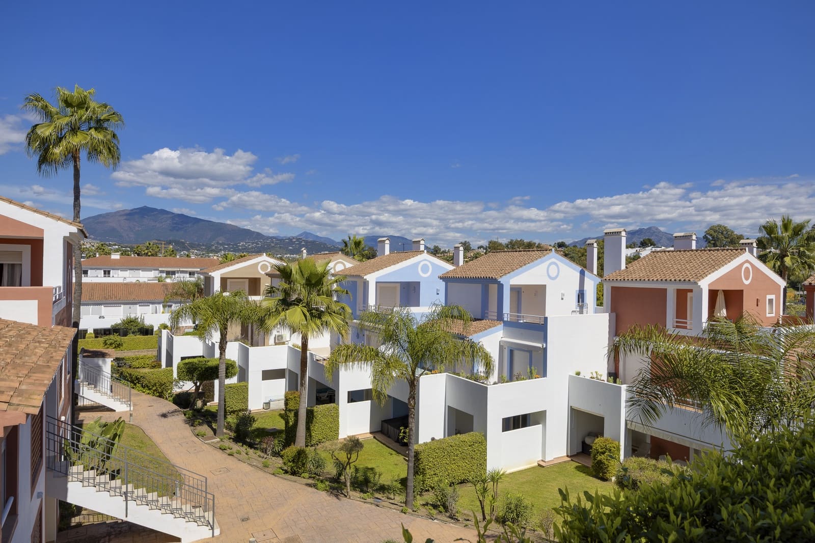 2 soverom Leilighet til salgs i El Paraiso med svømmebasseng garasje - € 435 000 (Ref: 9110741)