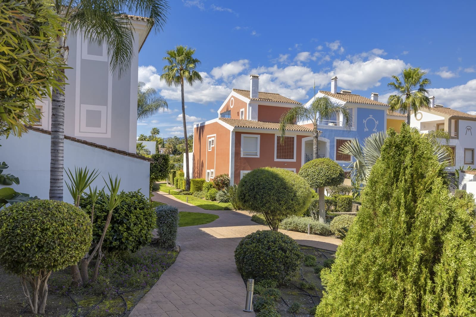 2 soverom Leilighet til salgs i El Paraiso med svømmebasseng garasje - € 435 000 (Ref: 9110741)