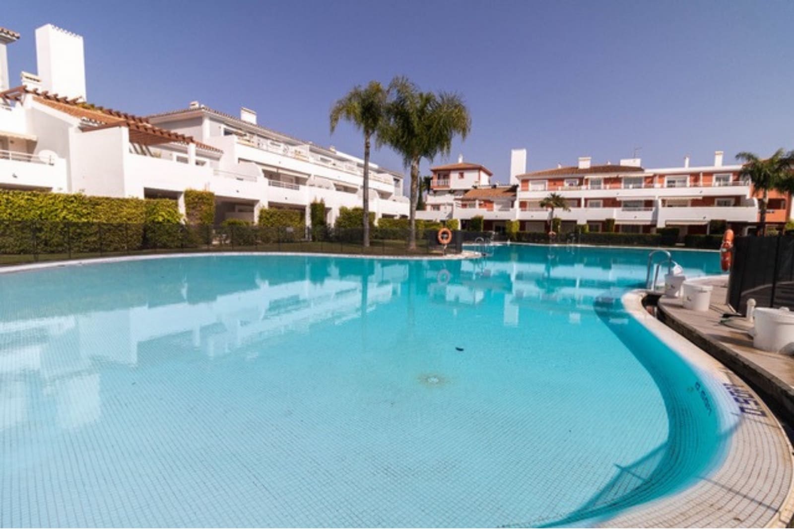 2 soverom Leilighet til salgs i El Paraiso med svømmebasseng garasje - € 435 000 (Ref: 9110741)