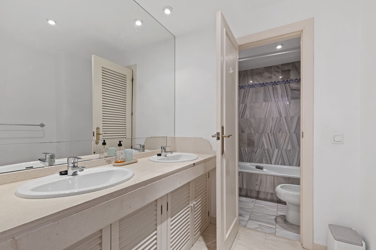 2 makuuhuone Huoneisto myytävänä paikassa Estepona mukana uima-altaan - 415 000 € (Ref: 9114507)