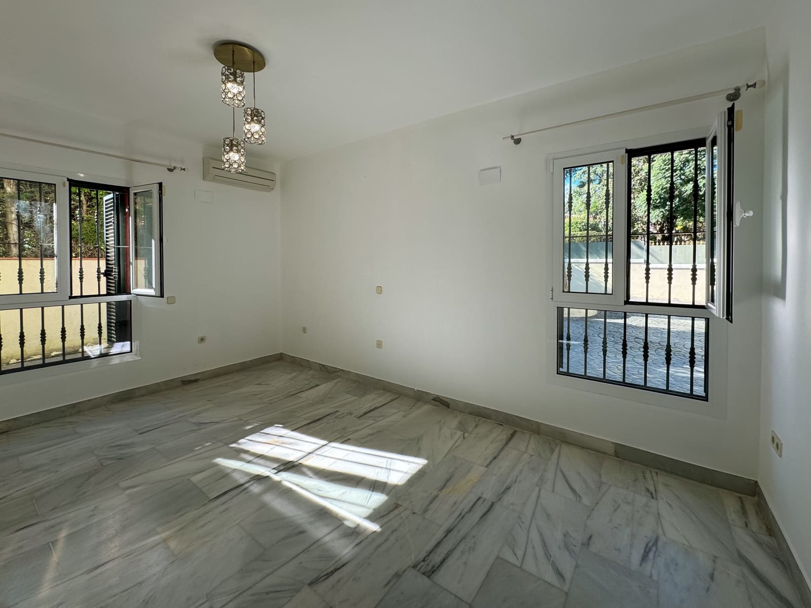 5 soveværelse Villa til salg i Sotogrande med swimmingpool garage - € 1.195.000 (Ref: 9125722)