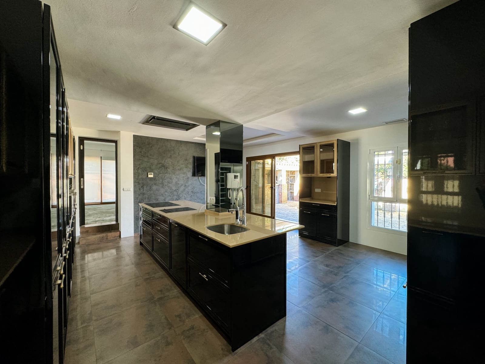 5 soveværelse Villa til salg i Sotogrande med swimmingpool garage - € 1.195.000 (Ref: 9125722)