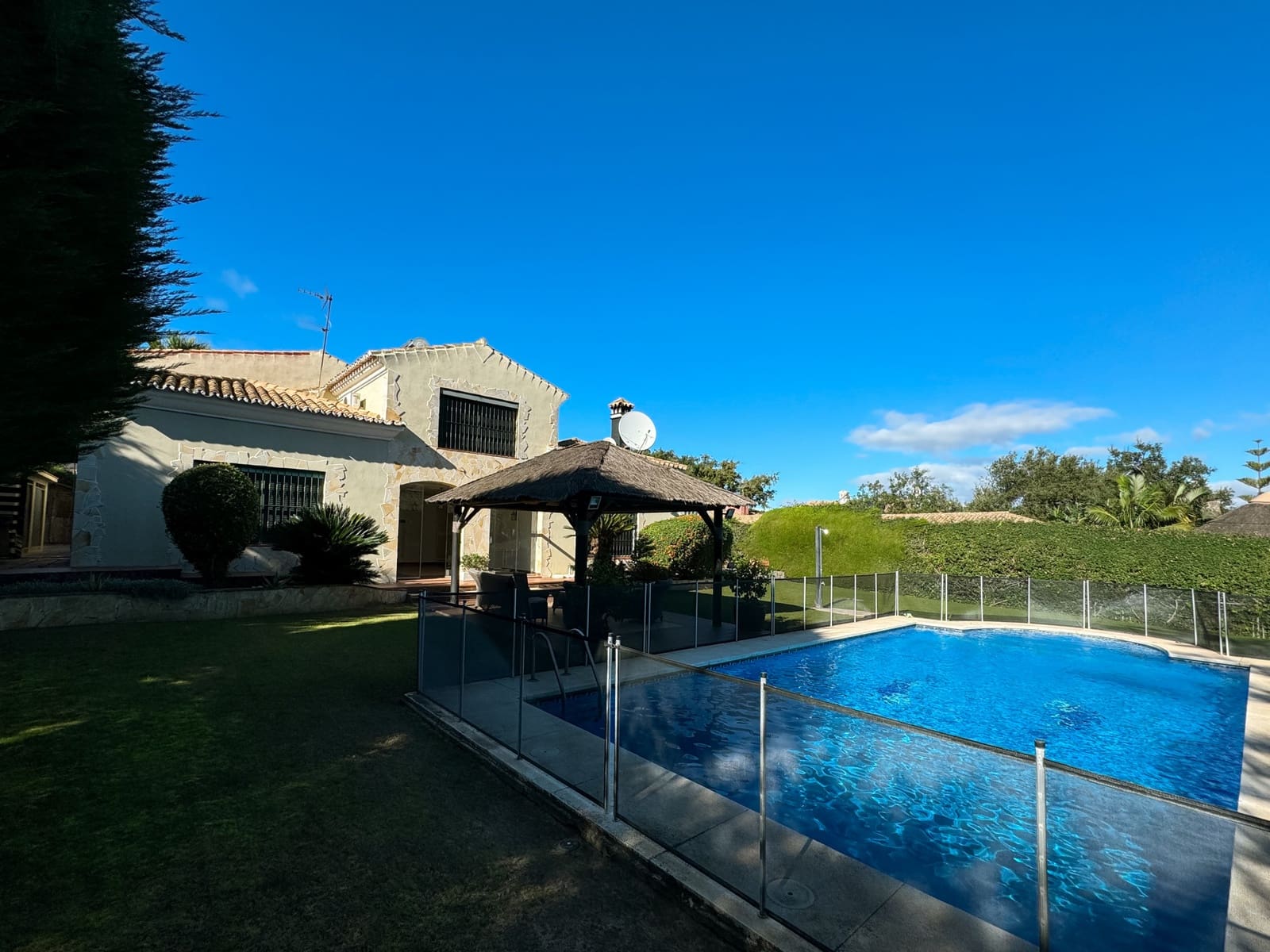 5 soveværelse Villa til salg i Sotogrande med swimmingpool garage - € 1.195.000 (Ref: 9125722)
