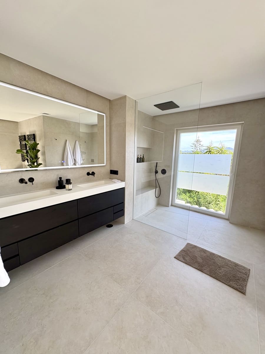 5 bedroom Villa for sale in Sotogrande with pool garage - € 1,795,000 (Ref: 9220365)