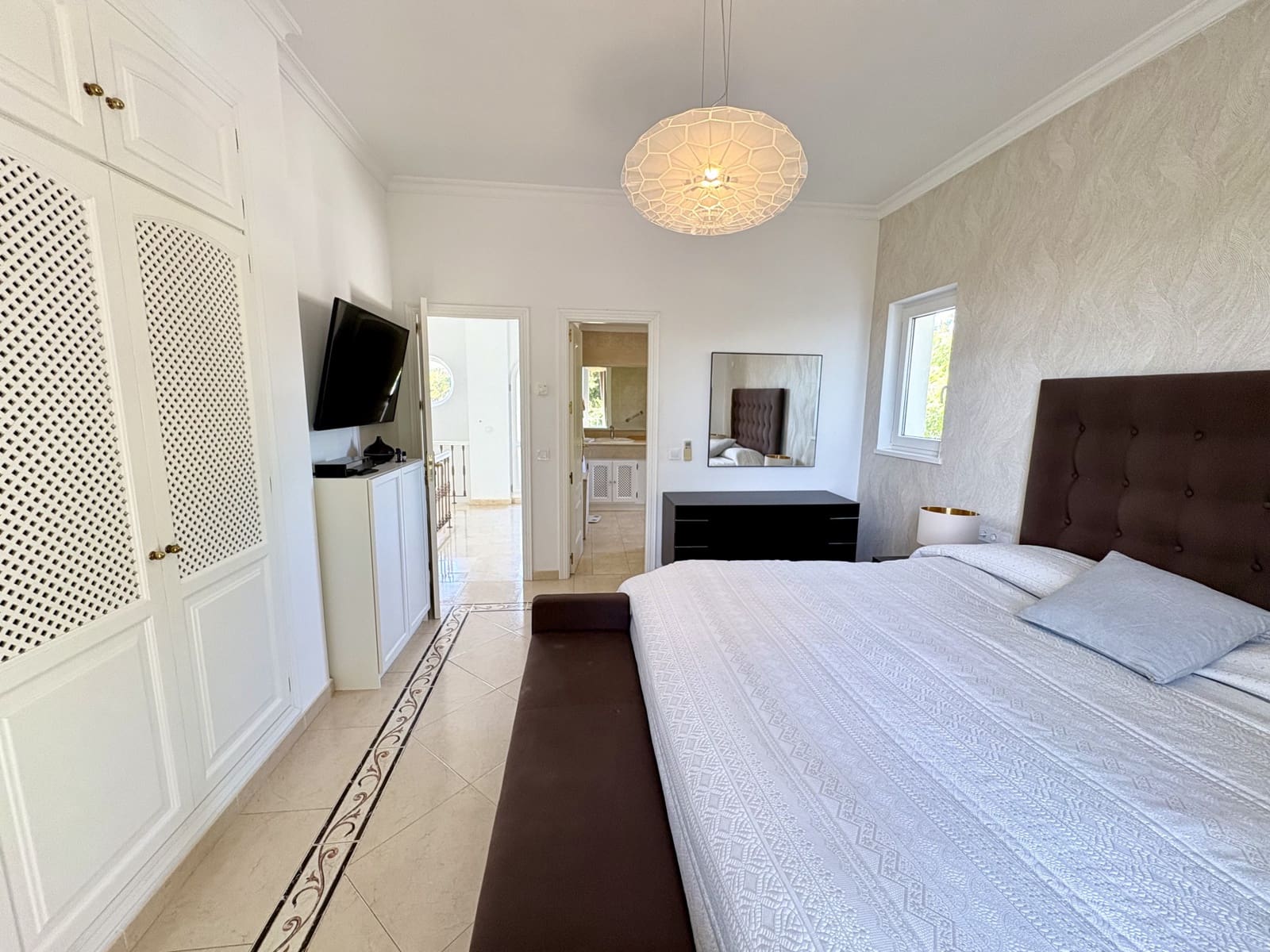 5 bedroom Villa for sale in Sotogrande with pool garage - € 1,795,000 (Ref: 9220365)