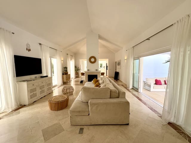 5 bedroom Villa for sale in Sotogrande, San Roque with pool garage - € 1,795,000 (Ref: 9220365)