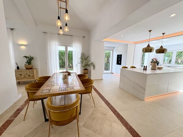 5 bedroom Villa for sale in Sotogrande, San Roque with pool garage - € 1,795,000 (Ref: 9220365)