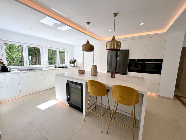 5 bedroom Villa for sale in Sotogrande, San Roque with pool garage - € 1,795,000 (Ref: 9220365)