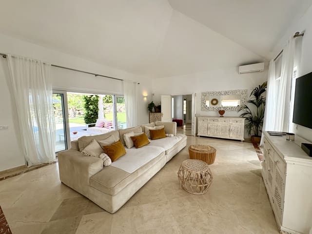 5 bedroom Villa for sale in Sotogrande, San Roque with pool garage - € 1,795,000 (Ref: 9220365)