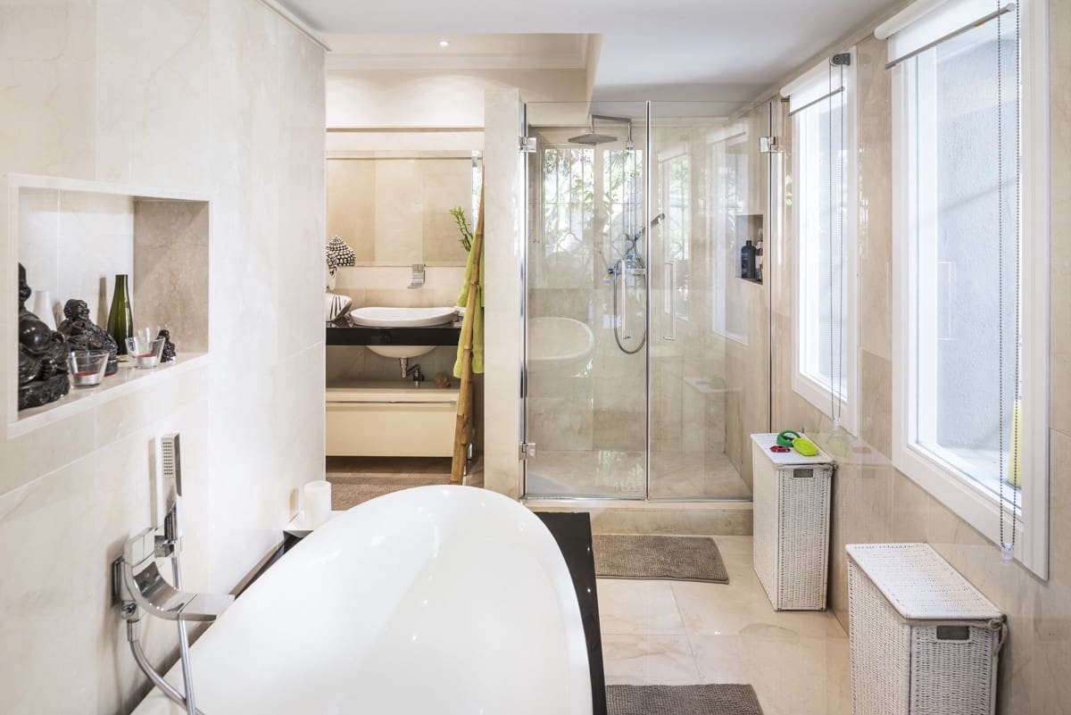 3 bedroom Villa for sale in Benahavis with pool garage - € 2,250,000 (Ref: 9263024)