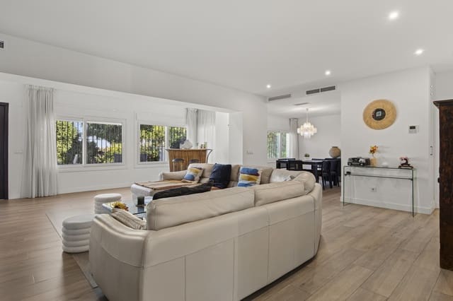 4 sovrum Villa till salu i Guadalmina Alta, Marbella med pool garage - 1 450 000 € (Ref: 9386002)