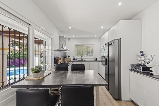 4 sovrum Villa till salu i Guadalmina Alta, Marbella med pool garage - 1 450 000 € (Ref: 9386002)